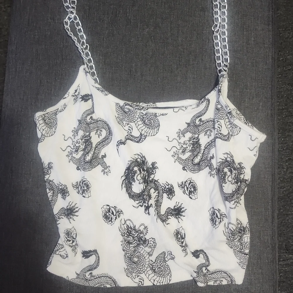Cute chain dragon crop top - Picture 1 of 3